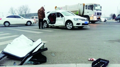 事故现场，大众轿车受损严重  摄/记者 董振杰