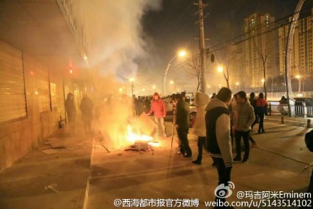 居民空地上生火取暖