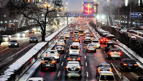 北京拥堵人均年亏近8000元 高峰每分钟挪300米