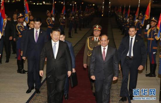 埃及总统塞西在开罗国际机场迎接习近平。