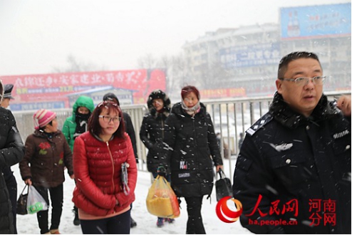 1月22日，孩子的妈妈、姥姥从南阳老家赶到开封火车站寻找孩子