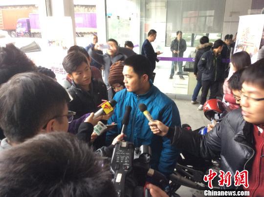 图为广西籍务工人员在办理摩托车托运手续后接受记者采访　郭军　摄