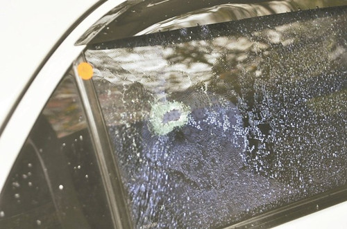 赃车右后方玻璃被子弹射穿，打中坐在副驾驶座的徐姓少年。图自台湾《联合报》