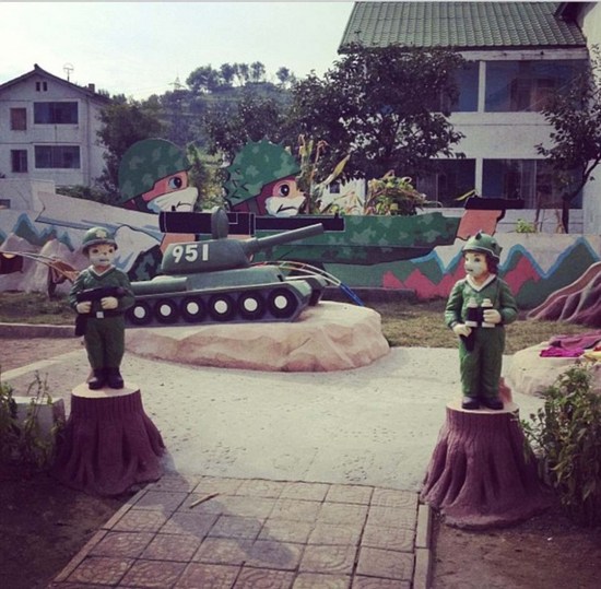 Chongsan-Ri农场的儿童游乐园，里面有穿着军装的持枪花栗鼠雕塑。
