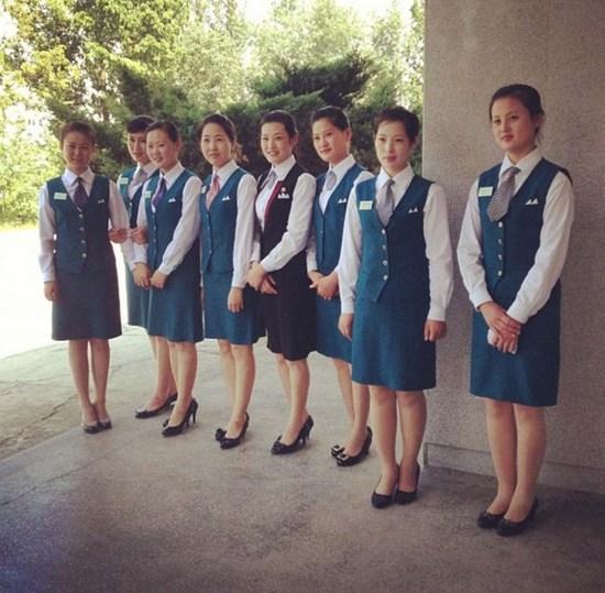 平壤Jangjusan酒店中年轻漂亮的女服务员，她们穿着蓝色裙装，上身穿着颜色匹配的马甲。