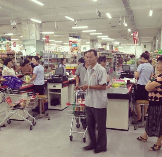 游客最近获准可前往平壤的Kwangbok超市。这家超市获得中国投资，是金正日去世前最后视察的地方。