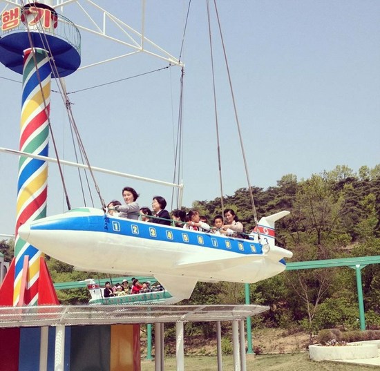 朝鲜人的生活是丰富多彩的，比如在游乐场玩耍。