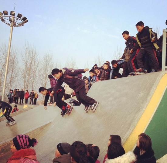 像世界其他地方的孩子一样，这些朝鲜青少年正与朋友们在溜冰场滑旱冰。