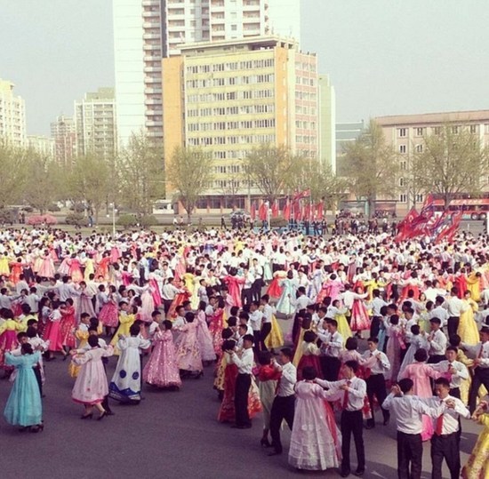 朝鲜人参加在平壤举行的大型舞蹈活动。