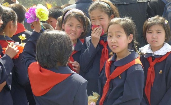 朝鲜学童准备参加学校游行。