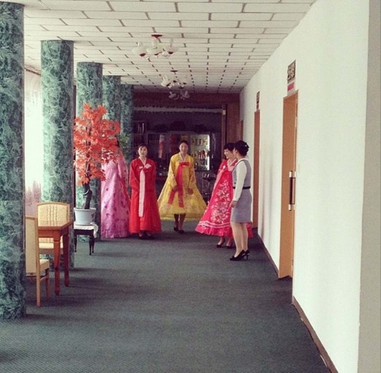 黄海北道开城(Kaesong)Jannamsan酒店的女服务员，她们穿着朝鲜传统服装。