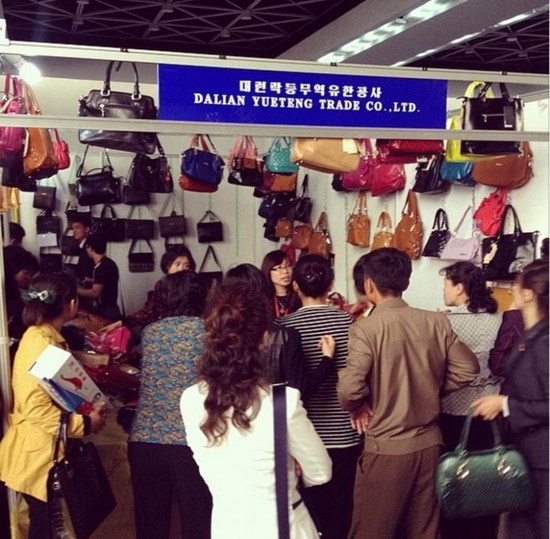 参加国际贸易博览会的朝鲜手提包店。