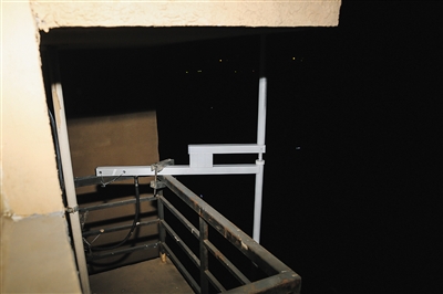 “黑电台”的发射天线架设在楼外的平台上，通过馈线与发射机连接。