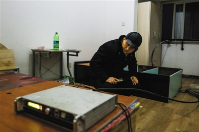 1月19日，北京市文化执法总队和警方联合行动，在通州一高层居民楼内，查获了正在播放非法药品广告的“黑电台”。