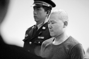 昨天，高某（图中右一）在海淀区人民法院受审。北京晨报记者 郝笑天/摄