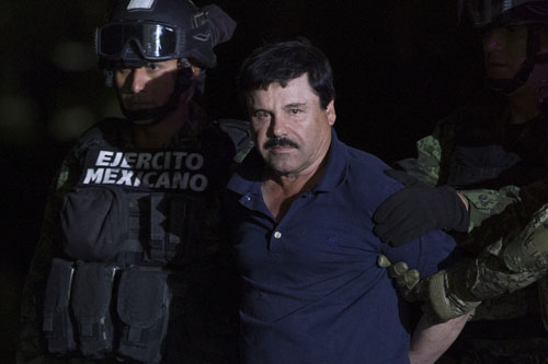 1月8日晚，在墨西哥首都墨西哥城，士兵押送墨西哥头号毒枭华金·古斯曼·洛埃拉。新华社发（亚历杭德罗·阿亚拉摄）