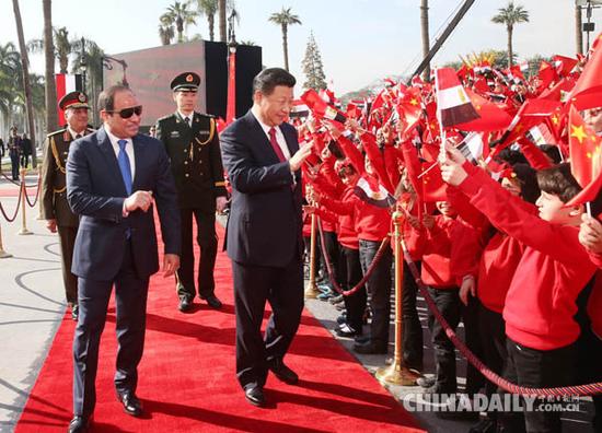 当地时间1月21日，国家主席习近平在开罗库巴宫同埃及总统塞西举行会谈。会谈前，习近平出席在库巴宫广场举行的盛大欢迎仪式。（图片来源：新华社）