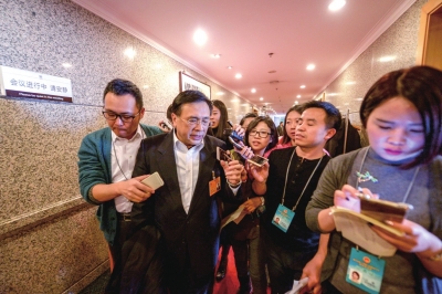 周正宇（左二）接受记者采访。京华时报记者潘之望摄