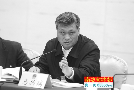 ←25日，广东省委副书记、深圳市委书记马兴瑞在深圳组分组讨论会上发言。