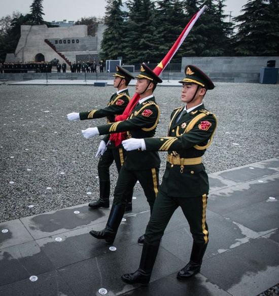 2015年12月13日清晨，侵华日军南京大屠杀遇难同胞纪念馆举行升国旗和降半旗仪式。