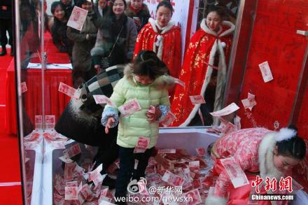 杭州景区给游客发奖 百万大钞满天飞