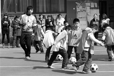 南京13所幼儿园启动足球训练 帅哥球员当老师