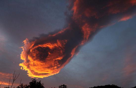 葡萄牙马德拉岛上空日前出现明亮的橘色云团，形似一支握着火球的拳头，被人称为“上帝之手”。