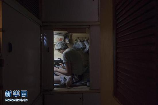 52岁的阿鸿在一间1.8平方米、每月租金1640港元的木板隔间房。
