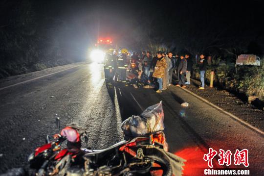 29日晚，在广西藤县境内，返乡摩托大军路遇车祸。 蒋雪林 摄