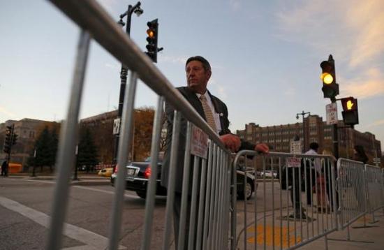  2015年11月10日，美国共和党总统参选人迈克尔·佩提欧（Michael Petyo）站在栏杆外面，他希望自己能获准进入威斯康辛州Milwaukee举行的共和党参选人辩论会现场。（路透社）
