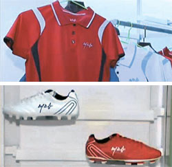 图为朝鲜的代表性体育用品品牌“我的故乡”推出的T恤衫（上）和足球鞋（下）（韩国《中央日报》网站）