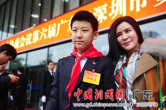 年仅13岁的深圳实验学校初中部学生柳博是本届大会最年轻的列席委员