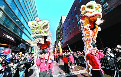  资料图：当地华人在美国纽约唐人街表演舞狮。当日，美国纽约唐人街举行新春大游行，庆祝中国春节。（新华社记者/申 宏 摄）