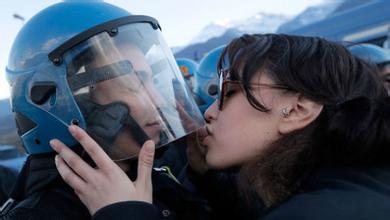 资料图：意大利防爆警察遭美女“强吻”。