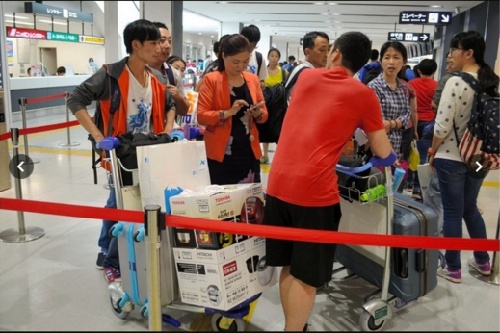 资料图片：中国游客拯救日本亏损机场