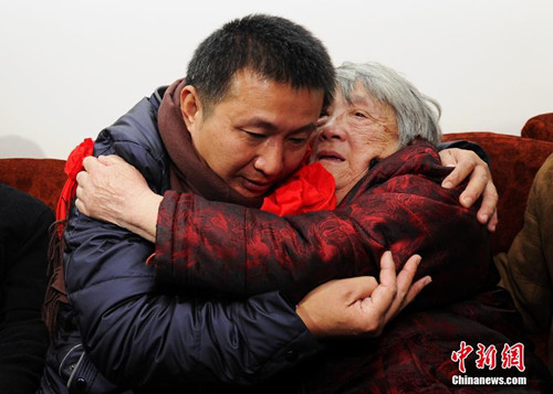 结束23年冤狱的陈满回到四川老家，与母亲相拥而泣