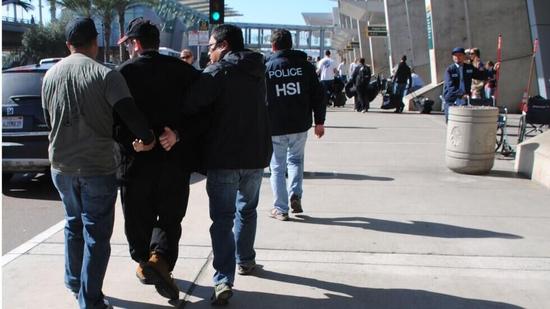 　乔尔·赖特（左二）涉嫌企图前往墨西哥性侵女婴和年幼女童，上周五在圣地牙哥一个机场被捕