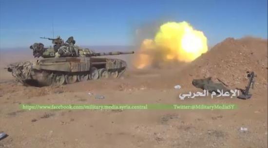 资料图：叙军坦克开火瞬间，一旁还能看到架设好的迫击炮。