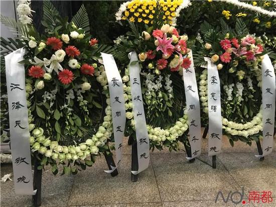 李克强、王岐山、江泽民、马兴瑞、许勤等献上花圈。