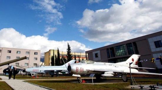 阿尔巴尼亚国防部说，已经有美国、法国和意大利人对这些老旧军机表示兴趣。