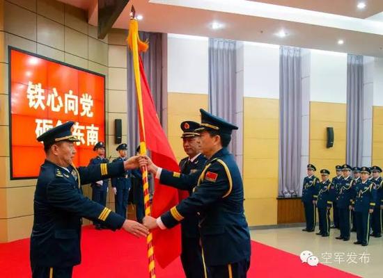 空军政委于忠福向东部战区空军授军旗。 张海深 摄