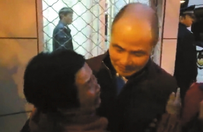 昨天，刚刚走出监狱的许玉森（右一）拥抱母亲。视频截图