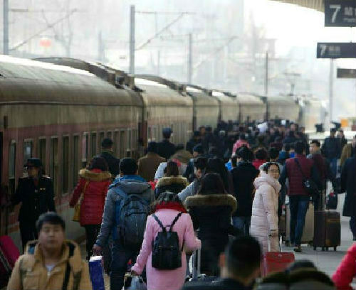 2016年2月1日，农历腊月二十三是中国传统“小年”，火车站迎来春运客流高峰。张云 摄
