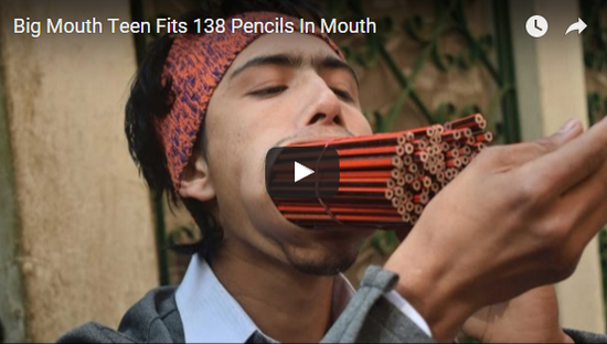 尼泊尔男子拉加嘴塞138支铅笔。（图片来源：台湾东森新闻云网站）