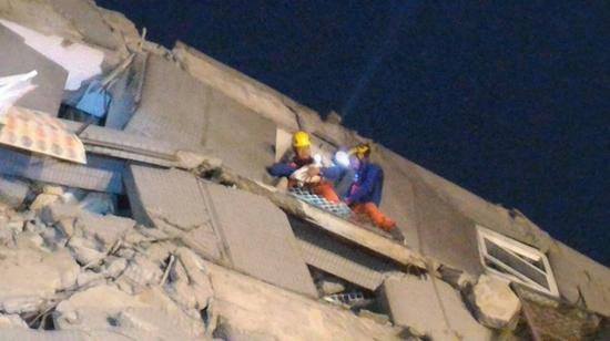 维冠大楼倒塌，一名婴儿被消防队救出。记者黄宣翰／摄影