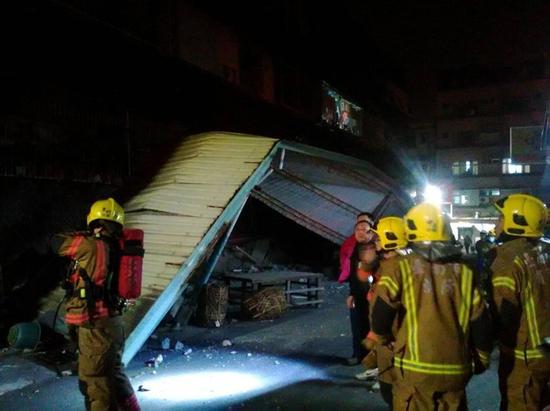台南市东区长东街一栋四层民宅崩塌，住户被救出送医。