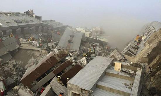 图为台南永大路二段等地都已发生大楼倒塌,多