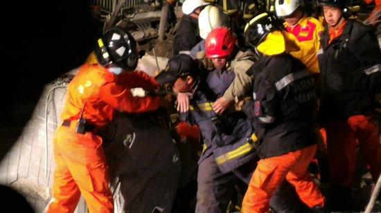 维冠大楼管理员（戴红帽者）被消防队救出。记者黄宣翰／摄影