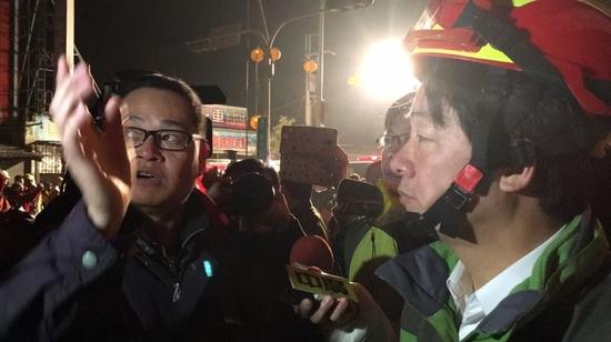 台南市长赖清德（右）前往维冠大楼倒塌现场。记者吴淑玲／摄影