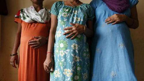 印度代母的主要服务对象是外国人，当地提供代孕服务的诊所一般向国外客户收费较高费用。最近印度当局正禁止外国人使用该国的代孕服务，藉以减少外界对该国妇女“借肚产子”的批评。图片来源：路透社